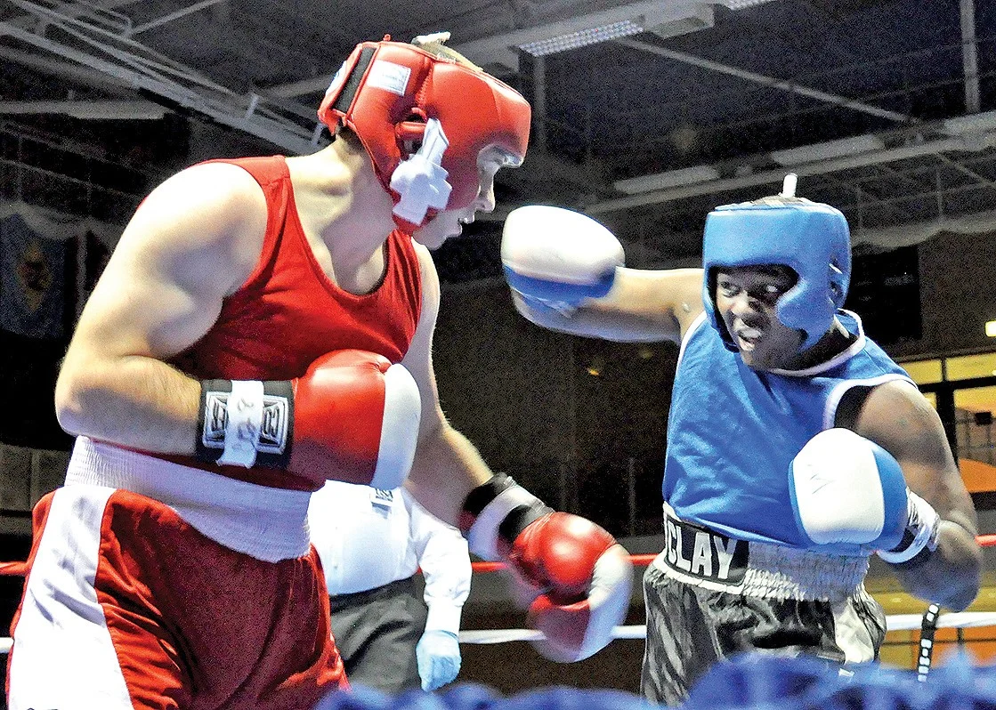 皇冠体育拳击选手在擂台上激烈对决的精彩瞬间